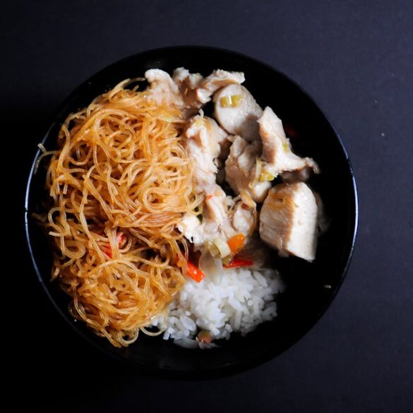 nouilles sautees poulet legumes recette asiatique